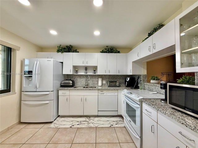 3 of 24 - 318 Lakeview Dr 203, Weston, FL