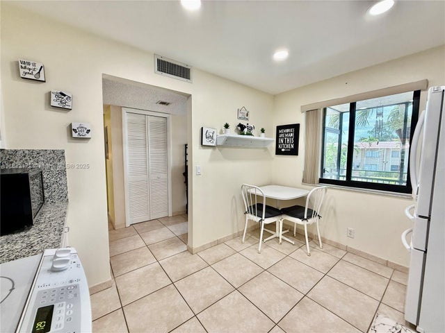 4 of 24 - 318 Lakeview Dr 203, Weston, FL