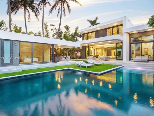 4 of 16 - 2456 Prairie Ave, Miami Beach, FL
