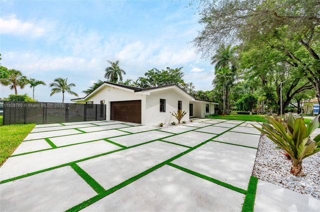 3 of 35 - 7101 E Troon Cir, Miami Lakes, FL