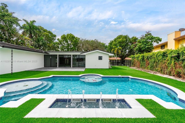 5 of 35 - 7101 E Troon Cir, Miami Lakes, FL