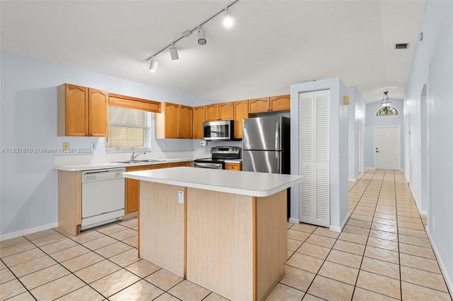 3 of 26 - 5618 Kingsmill Ct, Lake Worth, FL