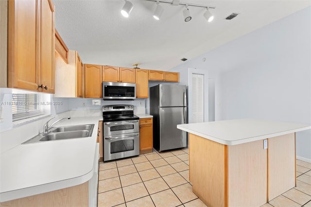 4 of 26 - 5618 Kingsmill Ct, Lake Worth, FL