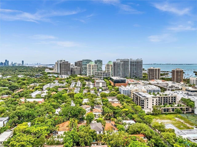 4 of 39 - 3041 Oak Ave, Miami, FL