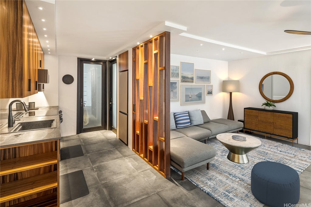 (unit #201) 2987 Kalakaua Avenue, Honolulu