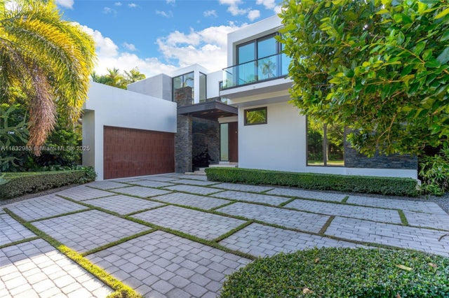 2 of 56 - 124 Park Dr, Bal Harbour, FL