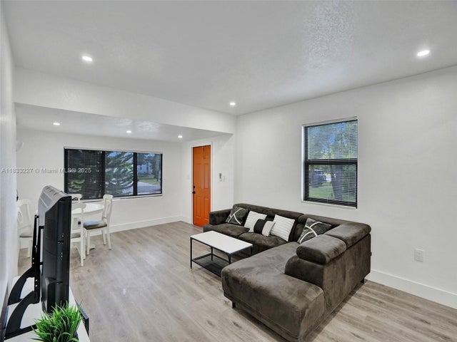 4 of 25 - 905 Sw 22nd St, Fort Lauderdale, FL