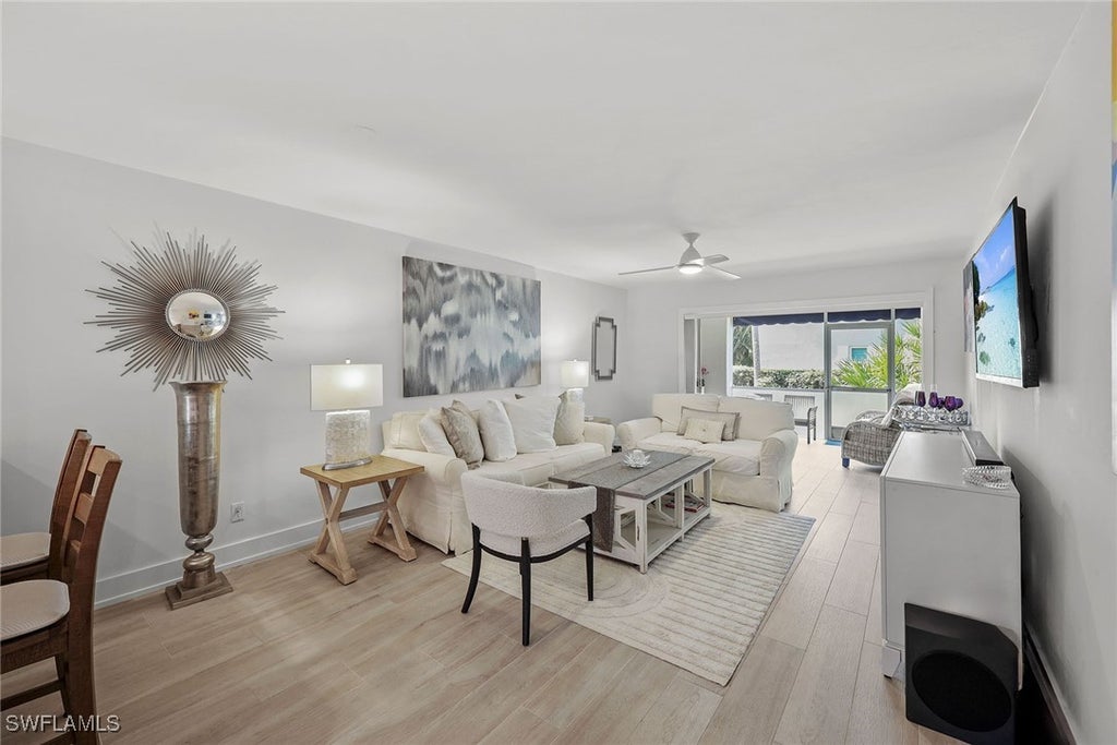 876 Gulf Pavilion Dr 105, Naples