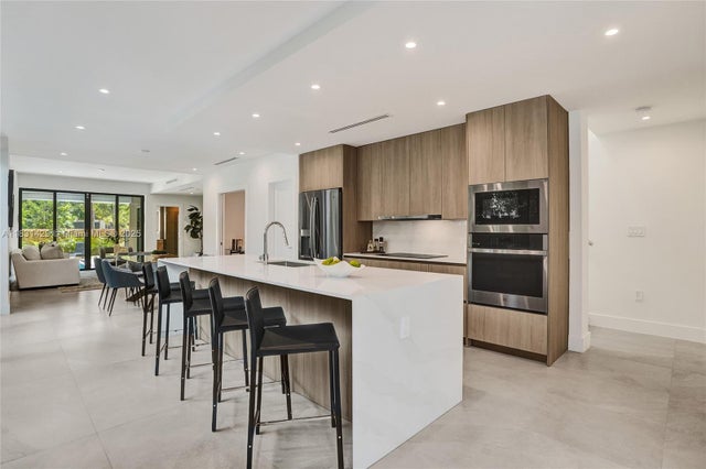 5 of 27 - 3645 Sw 1st Ave, Miami, FL