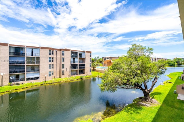 8895 Fontainebleau Blvd 301, Miami