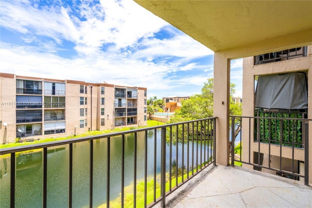 2 of 34 - 8895 Fontainebleau Blvd 301, Miami, FL