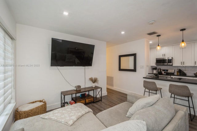 3 of 32 - 1530 N 69th Way, Hollywood, FL