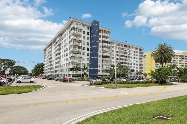 2 of 30 - 4350 Hillcrest Dr 303, Hollywood, FL