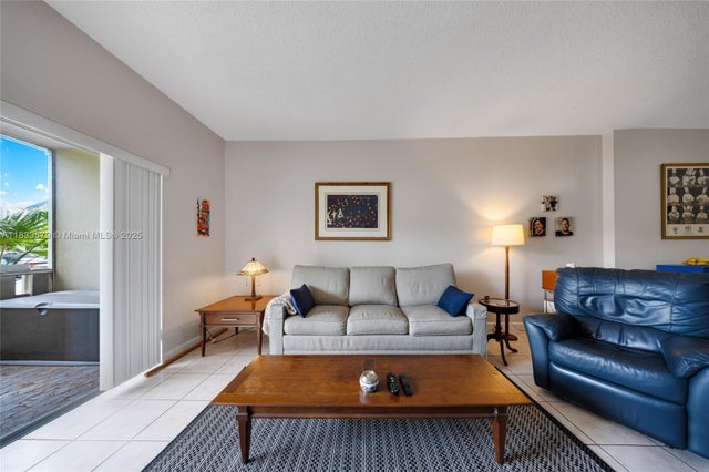 2 of 30 - 4330 Hillcrest Dr 104, Hollywood, FL