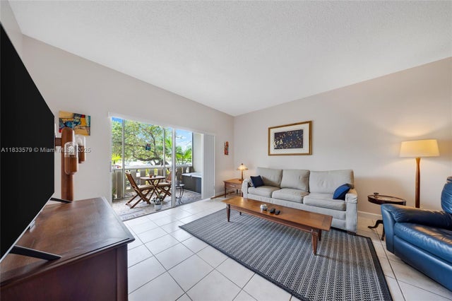 4 of 30 - 4330 Hillcrest Dr 104, Hollywood, FL