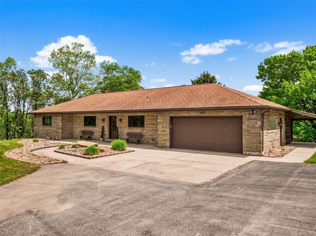 330 Center Grange Road, Center