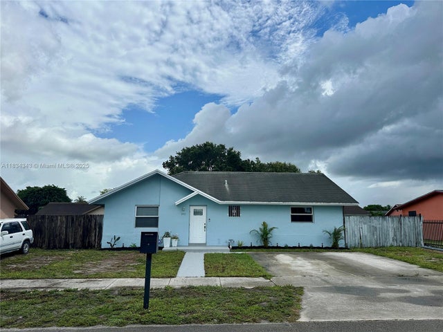 2 of 36 - 3521 Nw 193rd St, Miami Gardens, FL