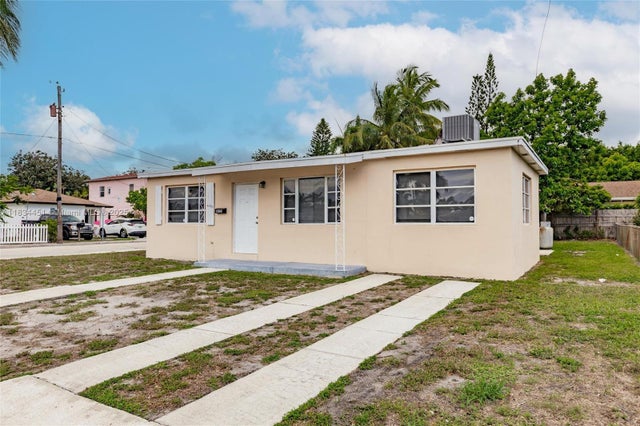 1 of 27 - 4423 Lake Ave, West Palm Beach, FL