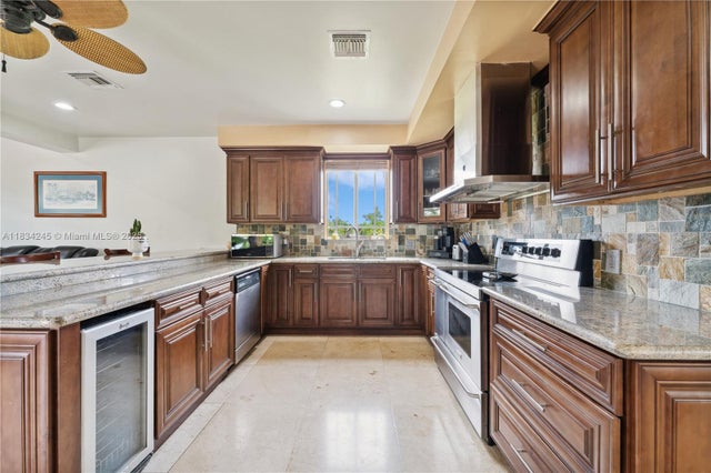 4 of 27 - 19520 Sw 206th St, Miami, FL