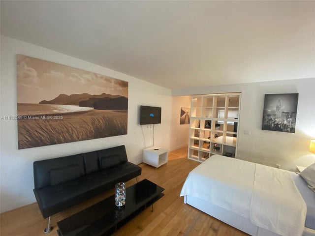 3 of 12 - 8080 Tatum Waterway Dr 25, Miami Beach, FL