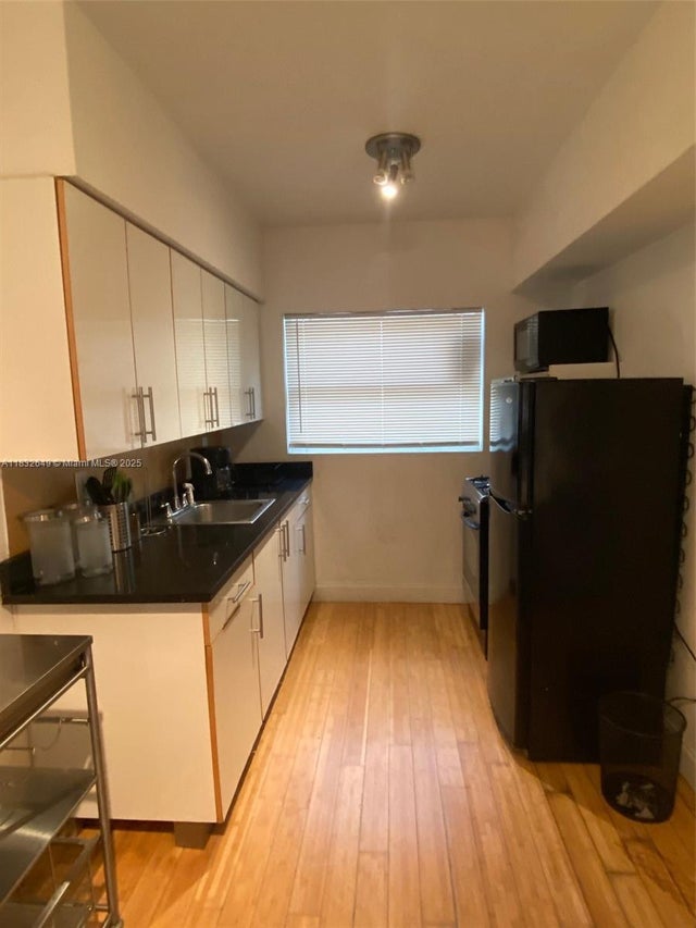 5 of 12 - 8080 Tatum Waterway Dr 25, Miami Beach, FL
