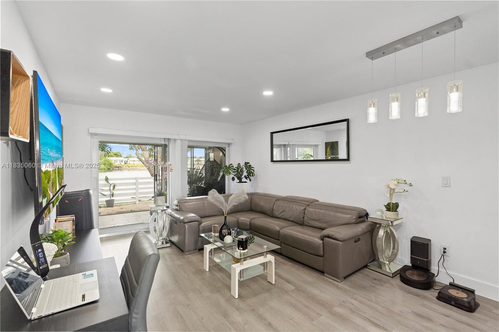 2418 Nw 52nd St, Tamarac