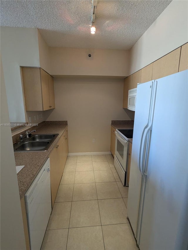 5 of 11 - 616 Clearwater Park Rd 703, West Palm Beach, FL