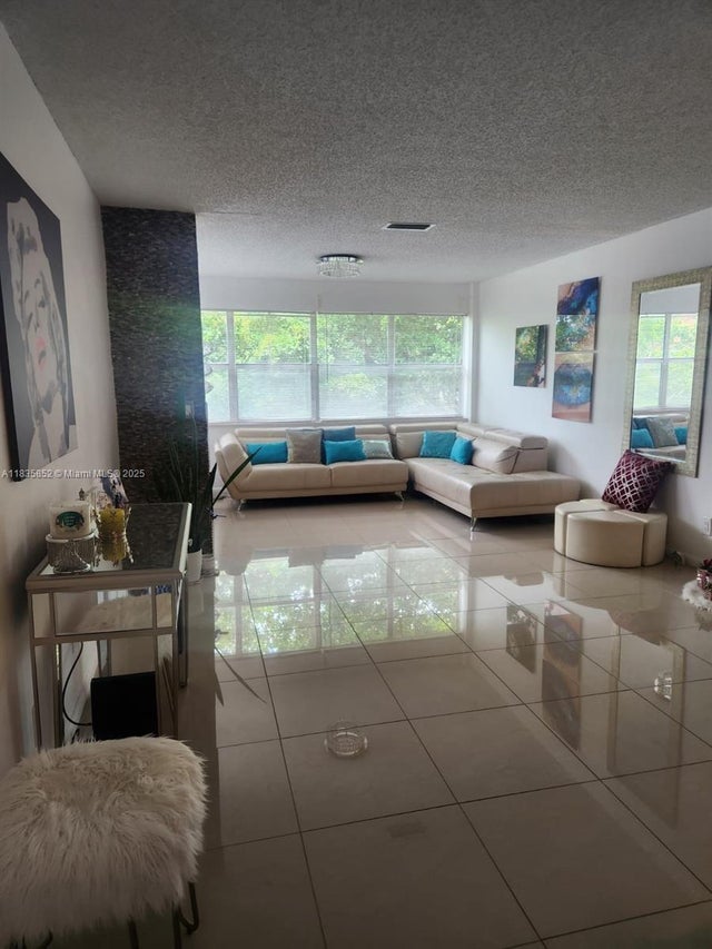 3 of 11 - 9800 Sunrise Lakes Blvd 309, Sunrise, FL