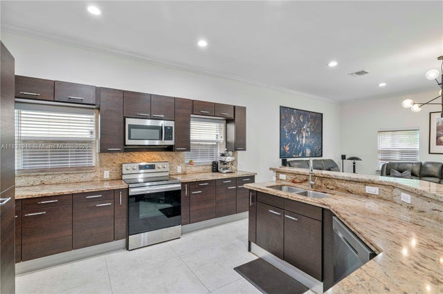 4 of 35 - 217 Sw 11th St, Fort Lauderdale, FL