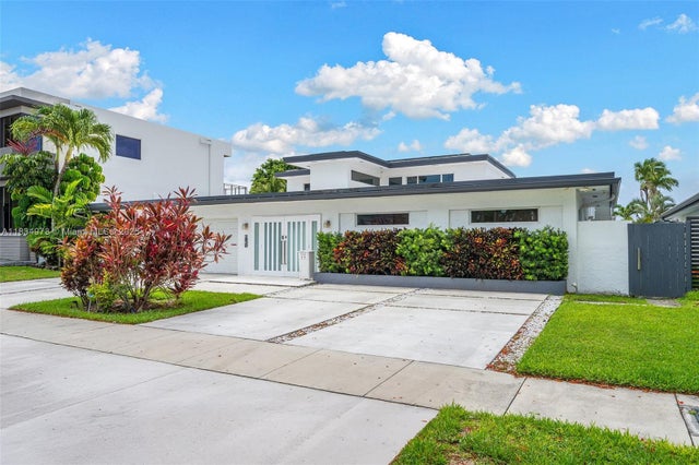2 of 27 - 1930 Ne 193rd St, Miami, FL