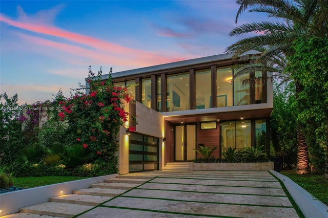 1 of 26 - 2355 Meridian Ave, Miami Beach, FL