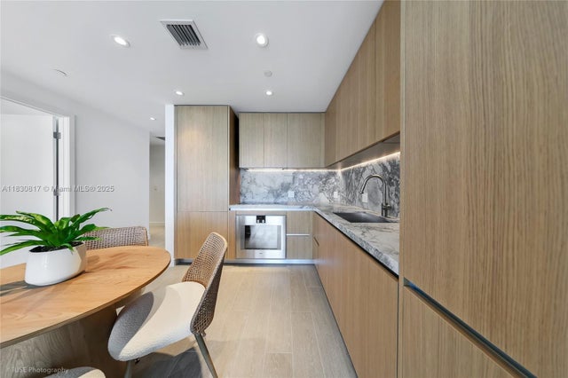 4 of 19 - 500 Alton Rd 1906, Miami Beach, FL