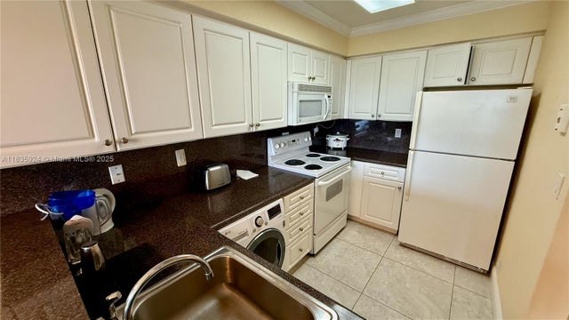 2 of 19 - 2501 S Ocean Dr 427, Hollywood, FL