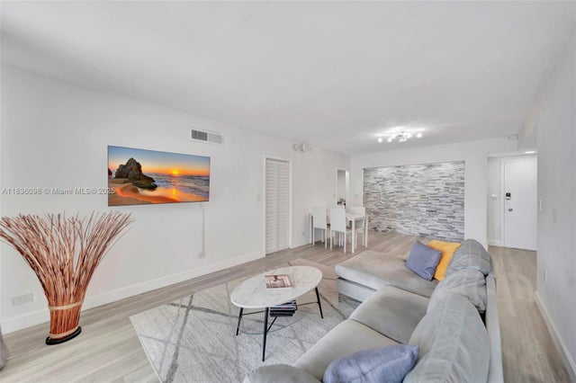 4 of 34 - 5005 Collins Ave 815, Miami Beach, FL