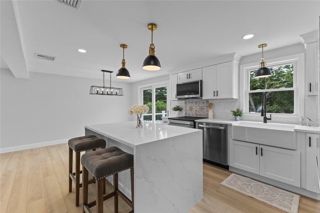 401 Sampan Ave, Jamestown