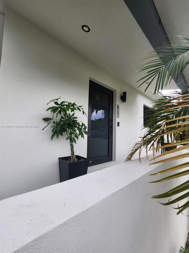 3 of 39 - 817 Nw 17th St, Fort Lauderdale, FL