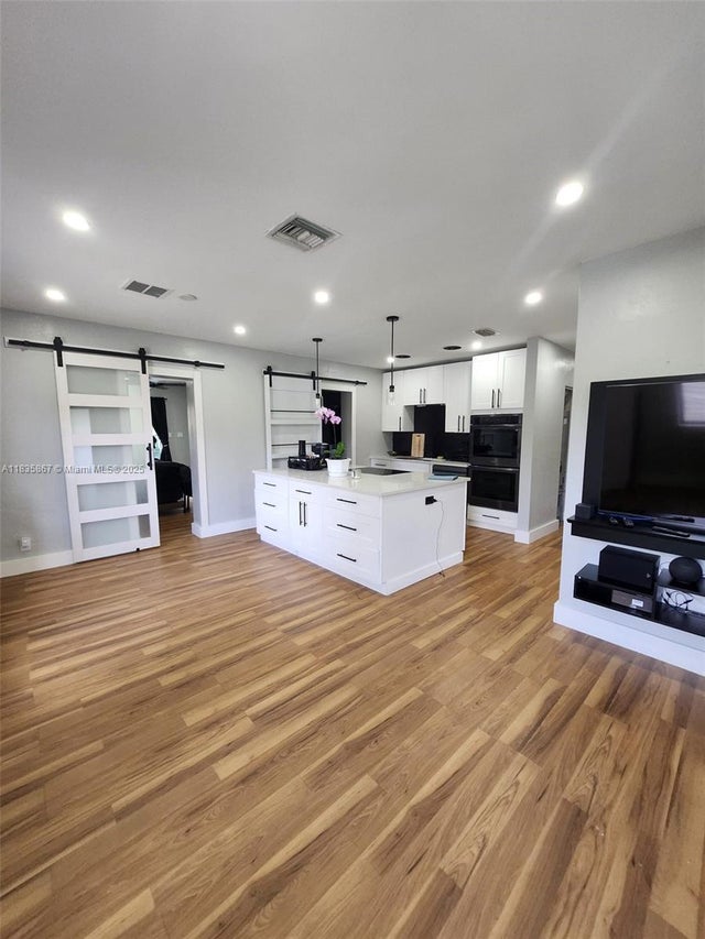 4 of 39 - 817 Nw 17th St, Fort Lauderdale, FL