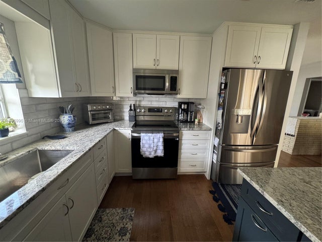 3 of 18 - 4621 Ne 2nd Ave, Oakland Park, FL