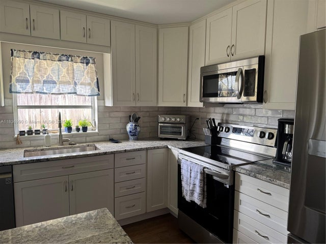 4 of 18 - 4621 Ne 2nd Ave, Oakland Park, FL