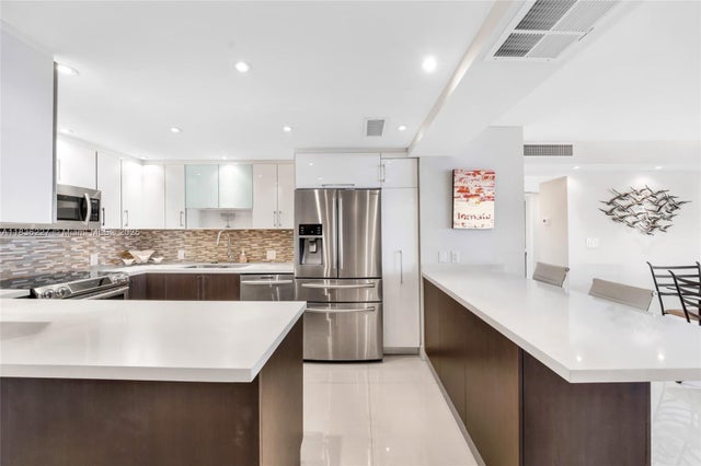 4 of 37 - 100 Bayview Dr 1905, Sunny Isles Beach, FL