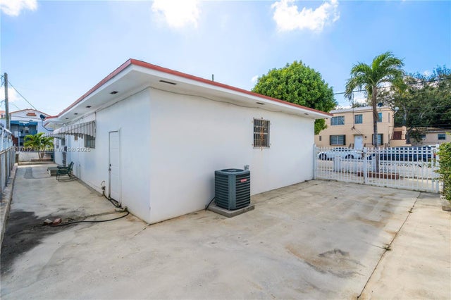 5 of 21 - 201 Nw 14th Ave, Miami, FL