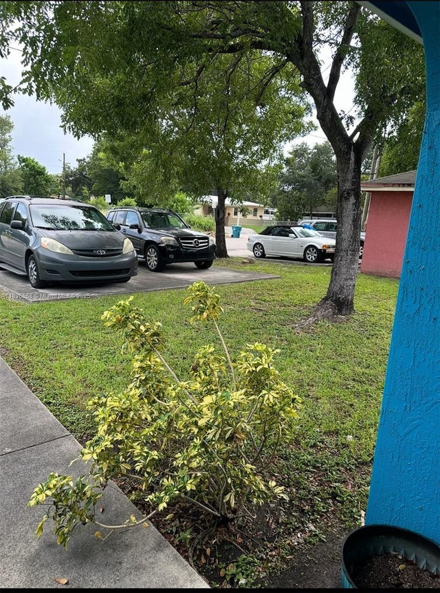 3 of 49 - 2622 Nw 47th St, Miami, FL
