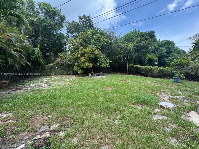 3 of 13 - 1645 Nw 121st St, North Miami, FL