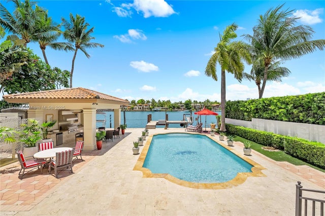 2 of 51 - 66 S Hibiscus Dr, Miami Beach, FL