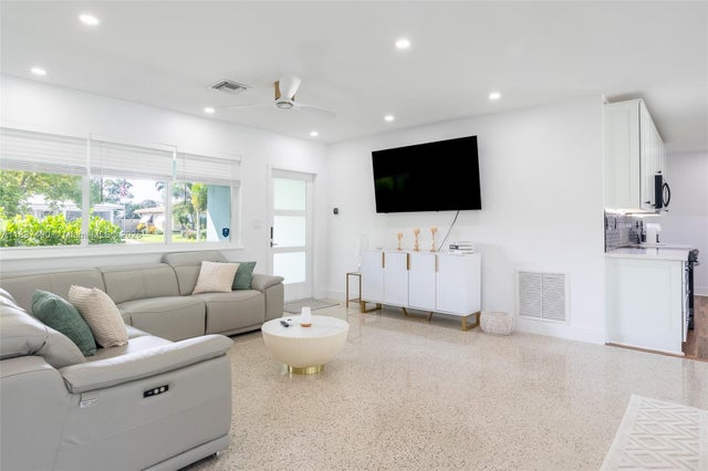 4 of 23 - 121 Se 7th St, Pompano Beach, FL