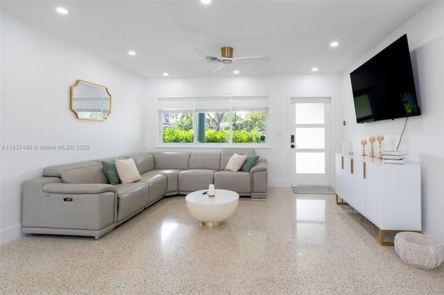 5 of 23 - 121 Se 7th St, Pompano Beach, FL