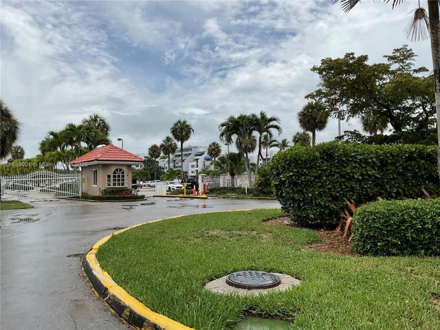 1 of 39 - 400 Kings Point Dr 623, Sunny Isles Beach, FL