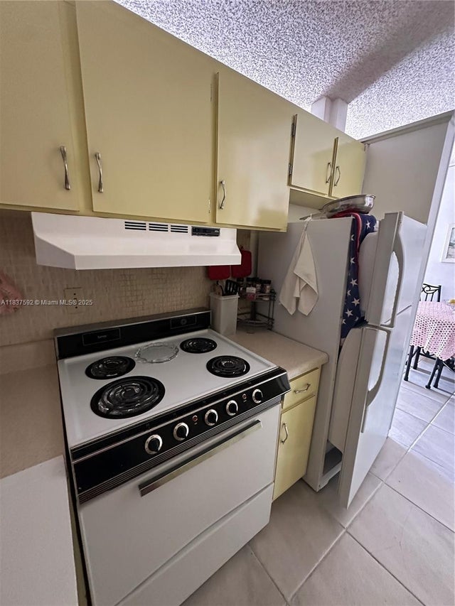 4 of 19 - 920 Sw 11th Ave 12a, Hallandale Beach, FL