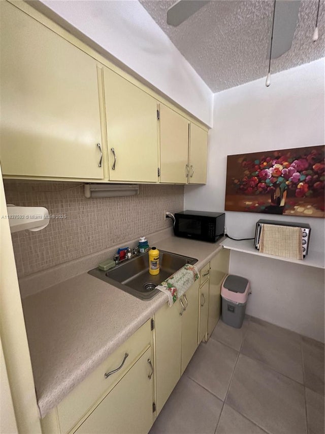 5 of 19 - 920 Sw 11th Ave 12a, Hallandale Beach, FL