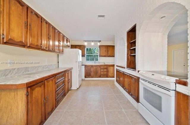 5 of 21 - 5917 Eastwood Dr, Fort Pierce, FL
